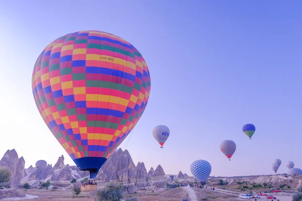 Hőlégballon Látványos Cappadocia Repül — Stock Fotó