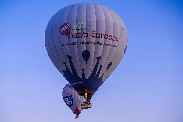 热气球飞越壮观的卡帕多西亚 — 图库照片