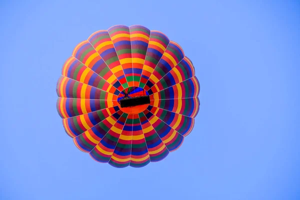 Balonem Latające Nad Spektakularne Cappadocia — Zdjęcie stockowe