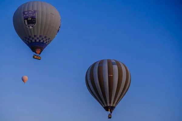 Luftballong Flyger Över Spektakulära Cappadocia — Stockfoto