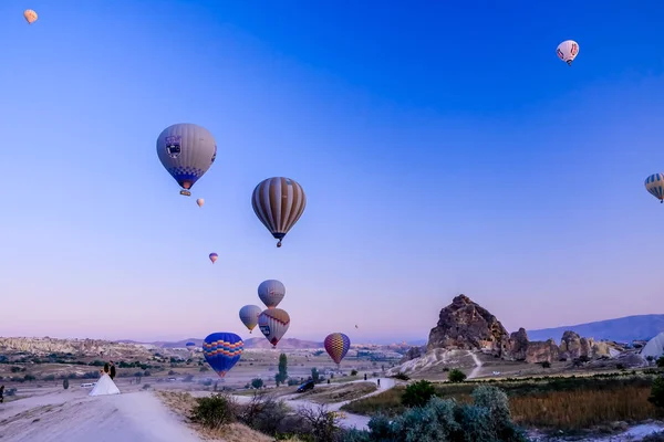 Heißluftballon Fliegt Über Spektakulärem Kappadokien — Stockfoto