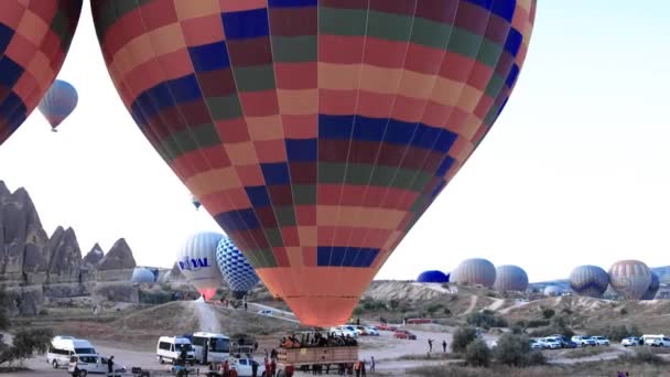 Balon Gorącym Powietrzem Przelatujący Nad Spektakularną Kapadocją Balon Ogrzane Powietrze — Wideo stockowe