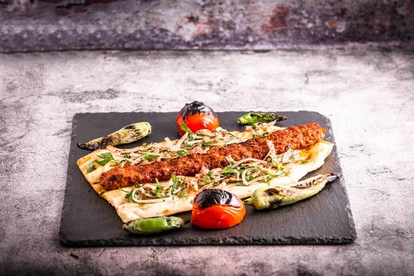 Török Stílusú Adana Kebab Hagyományos Török Étel Adana Kebab Bemutatókövén — Stock Fotó