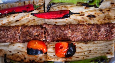 Türk stili Adana Kebap. Geleneksel Türk Gıda Adana Kebabı Ahşap Masada.