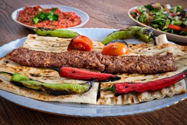 Türk stili Adana Kebap. Geleneksel Türk Gıda Adana Kebabı Ahşap Masada.