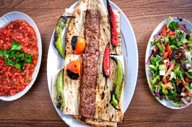 Türk stili Adana Kebap. Geleneksel Türk Gıda Adana Kebabı Ahşap Masada.