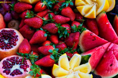 Meyveler organik meyve kokteyli yapmaya hazır. İstanbul sokakları sıkılmaya hazır taze nar, limon, portakal, üzüm, çilek, ananas çilekleri.