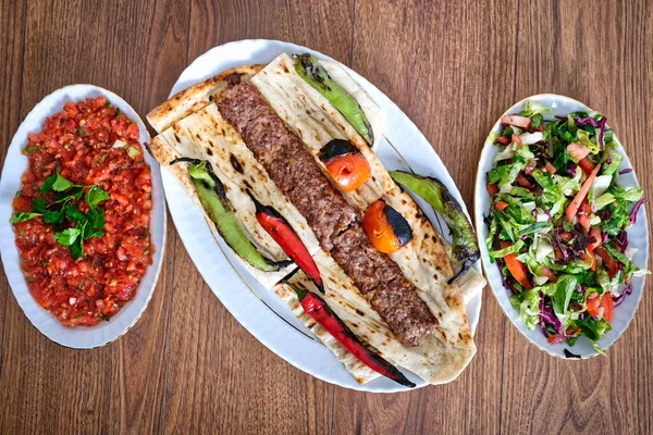 Turkse Stijl Adana Kebab Traditionele Turkse Adana Kebab Houten Tafel — Stockfoto