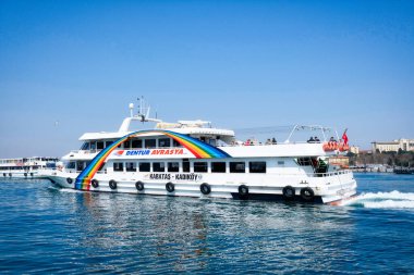 İstanbul Boğazı 'nda yolcu taşıyan feribotlar.