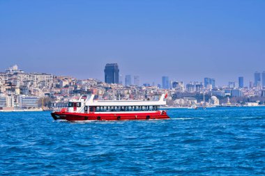 İstanbul Boğazı 'nda yolcu taşıyan feribotlar.