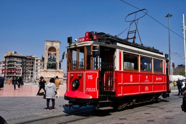  Öğlen Taksim İstiklal Caddesi 'nde nostaljik Kızıl Tramvay. Taksim İstiklal Caddesi İstanbul 'da popüler bir yerdir. Beyoğlu, Taksim, İstanbul. Türkiye.
