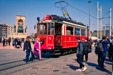  Öğlen Taksim İstiklal Caddesi 'nde nostaljik Kızıl Tramvay. Taksim İstiklal Caddesi İstanbul 'da popüler bir yerdir. Beyoğlu, Taksim, İstanbul. Türkiye.