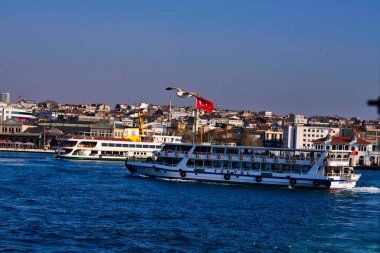 İstanbul Boğazı 'nda yolcu taşıyan feribotlar.