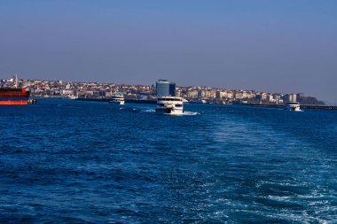 İstanbul Boğazı 'nda yolcu taşıyan feribotlar.