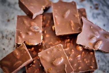 Beyaz arka planda sıcak fıstıklı çikolata parçaları. Organik atıştırmalıklar