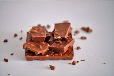 Beyaz arka planda sıcak fıstıklı çikolata parçaları. Organik atıştırmalıklar