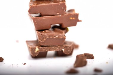 Beyaz arka planda sıcak fıstıklı çikolata parçaları. Organik atıştırmalıklar