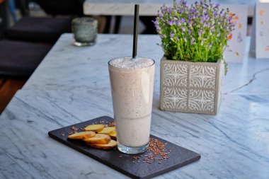 Muz ve süt karışımıyla hazırlanmış organik zencefilli içecek..