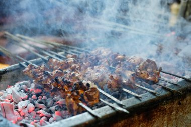 Kebap lokantasında kebap ya da kebap. Geleneksel Türk Adana Kebabı 