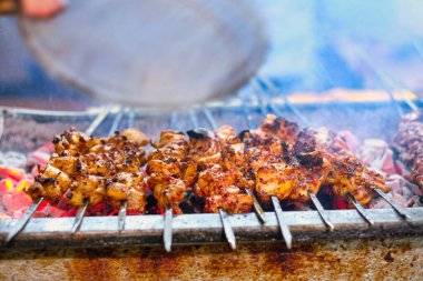 Kebap lokantasında kebap ya da kebap. Geleneksel Türk Adana Kebabı 