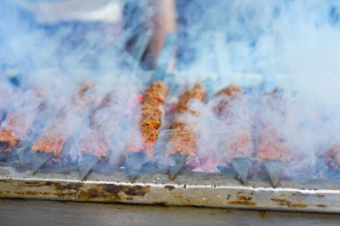 Kebap lokantasında kebap ya da kebap. Geleneksel Türk Adana Kebabı 