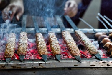 Kebap lokantasında kebap ya da kebap. Geleneksel Türk Adana Kebabı 