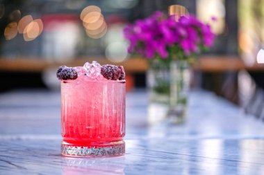 Kırmızı ve Pembe Taze Renkli Egzotik Alkolik Kokteyl ve Tahta Masa Üzerinde Blackberry. Kırmızı ve Pembe Mojito.