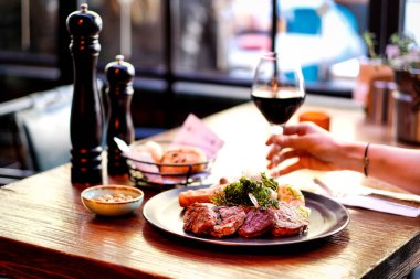 Kırmızı şarapla birlikte özel olarak hazırlanmış biftek.