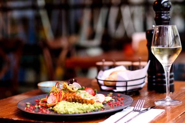 Yanında beyaz şarap eşliğinde özel yapım avokado soslu tavuk.