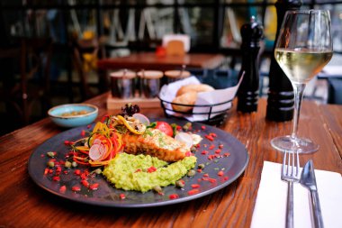 Yanında beyaz şarap eşliğinde özel yapım avokado soslu tavuk.