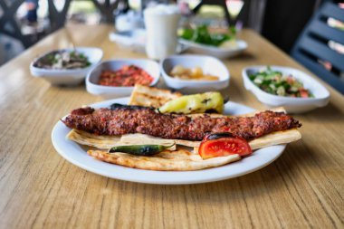 Türk stili Adana Kebap. Geleneksel Türk Gıda Adana Kebabı Ahşap Masada.