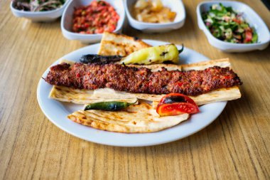 Türk stili Adana Kebap. Geleneksel Türk Gıda Adana Kebabı Ahşap Masada.