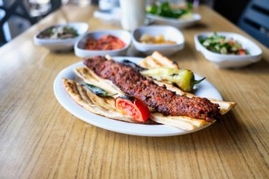 Türk stili Adana Kebap. Geleneksel Türk Gıda Adana Kebabı Ahşap Masada.