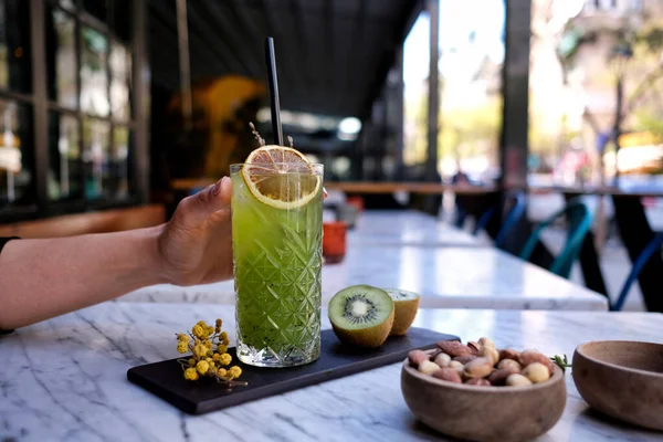 Exotische Alcoholische Cocktail Met Groene Gele Frisse Kleur Kiwi Met — Stockfoto