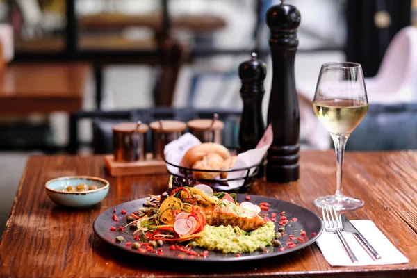 Yanında beyaz şarap eşliğinde özel yapım avokado soslu tavuk.