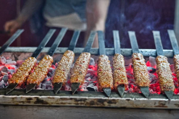 Kebab Oder Kebap Auf Metallspieß Grill Dönerrestaurant Traditioneller Türkischer Adana Stockfoto