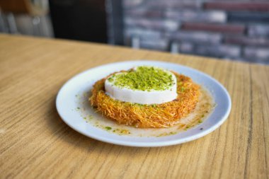 Geleneksel Türk tatlıları Kunefe olarak bilinir. Türk tatlısı Kunefe üzerine özel olarak yapılmış kalp şeklinde dondurma.