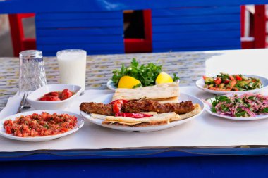 Türk usulü Adana kebabı. Geleneksel Türk Yemeği Adana Kebabı.