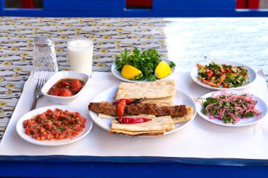 Türk usulü Adana kebabı. Geleneksel Türk Yemeği Adana Kebabı.