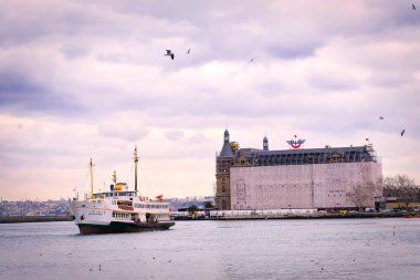 İstanbul Boğazı 'nda yolcu taşıyan feribotlar. Bakire Kulesi 'nin manzarası.