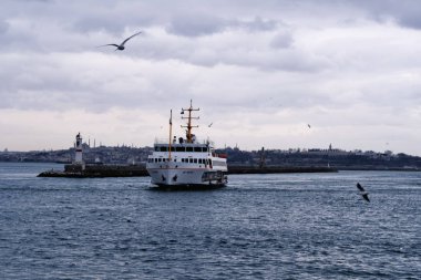 İstanbul Boğazı 'nda yolcu taşıyan feribotlar. Bakire Kulesi 'nin manzarası.