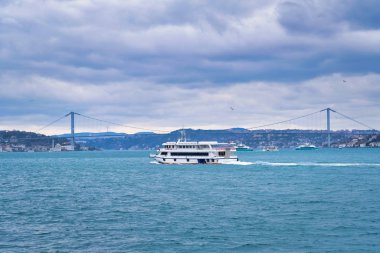 İstanbul Boğazı 'nda yolcu taşıyan feribotlar. Bakire Kulesi 'nin manzarası.