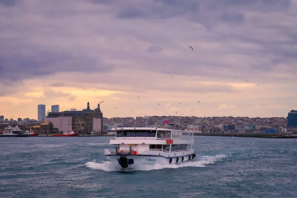 Ferries Met Passagiers Istanbul Strait Landschap Van Maiden Tower — Stockfoto