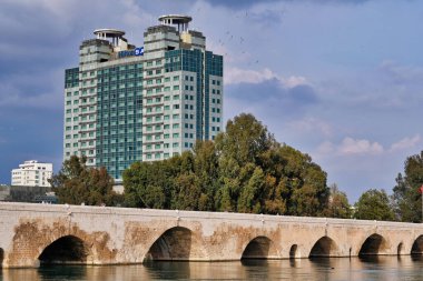 Adana Seyhan River ve Hiltonsa Oteli. Adana Tarihi Taş Köprüsü