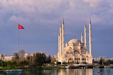Merkez Cami. Adana Sabancı Merkez Camii, Türkiye. Güneşli bir gün ve mavi bir bulut.