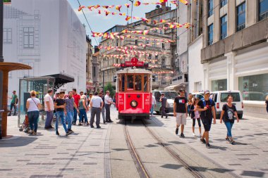 Öğlen Taksim İstiklal Caddesi 'nde nostaljik Kızıl Tramvay. Taksim İstiklal Caddesi İstanbul 'da popüler bir yerdir. Beyoğlu, Taksim, İstanbul. Türkiye.