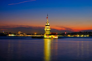 Bakire Kulesi 'nin manzarası. Bakire Kulesi Uskudar 'ın sularında ve Boğaz' ın köşe taşı olarak kabul edilebilir..