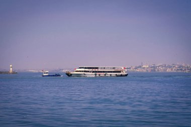 İstanbul Boğazı 'nda yolcu taşıyan feribotlar.