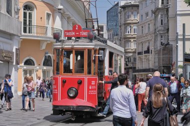 Öğlen Taksim İstiklal Caddesi 'nde nostaljik Kızıl Tramvay. Taksim İstiklal Caddesi İstanbul 'da popüler bir yerdir. Beyoğlu, Taksim, İstanbul. Türkiye.