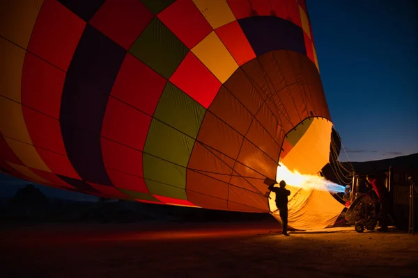 Balon Gorące Powietrze Przygotowujący Lotu Gazem Kamiennym Goreme Cappadocia Turcja — Zdjęcie stockowe